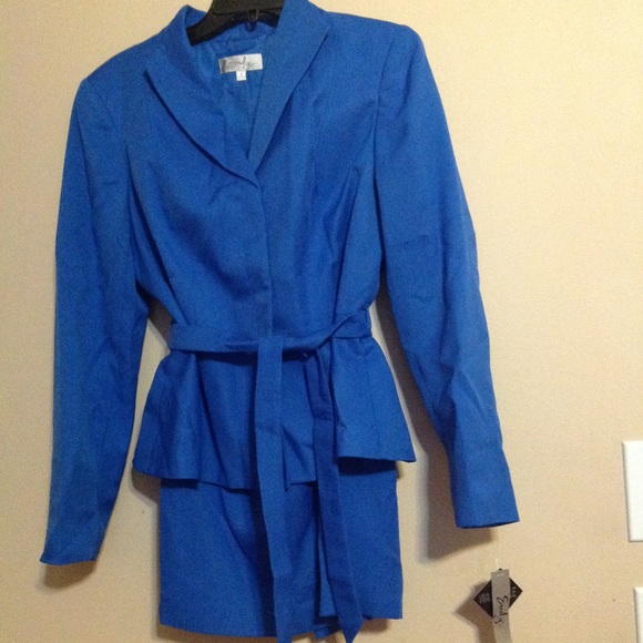 Gorgeous suit - Picture 2 of 5